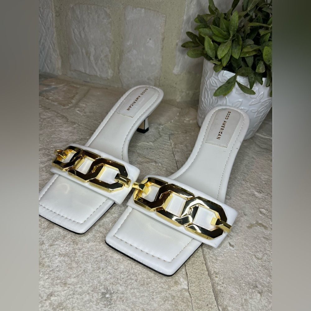 Good American white kitten heels w/ gold chain sz 9